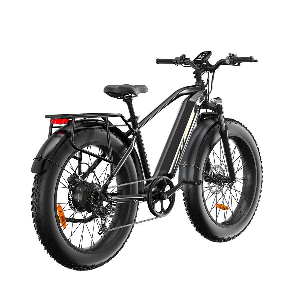 Schwarzes Elektro-Mountainbike mit breiten Reifen, Gepäckträger und Schutzblechen. Rückansicht, Details der Komponenten.