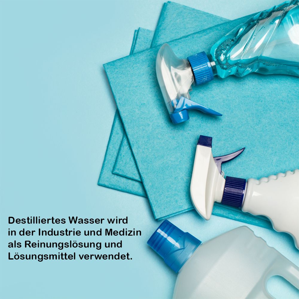 Sprühflaschen und Behälter mit blauen Sprühköpfen auf blauen Tüchern. Für Reinigungslösungen.