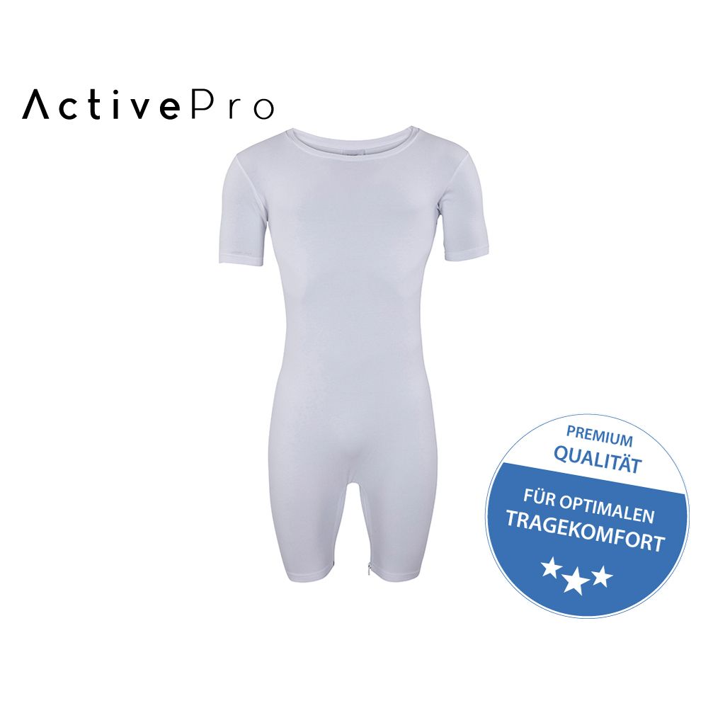 Weißer Pflegebody mit Beinreißverschluss. Kurzarm, knielang. ActivePro-Logo. Aufkleber: Premium Qualität, optimaler Tragekomfort.