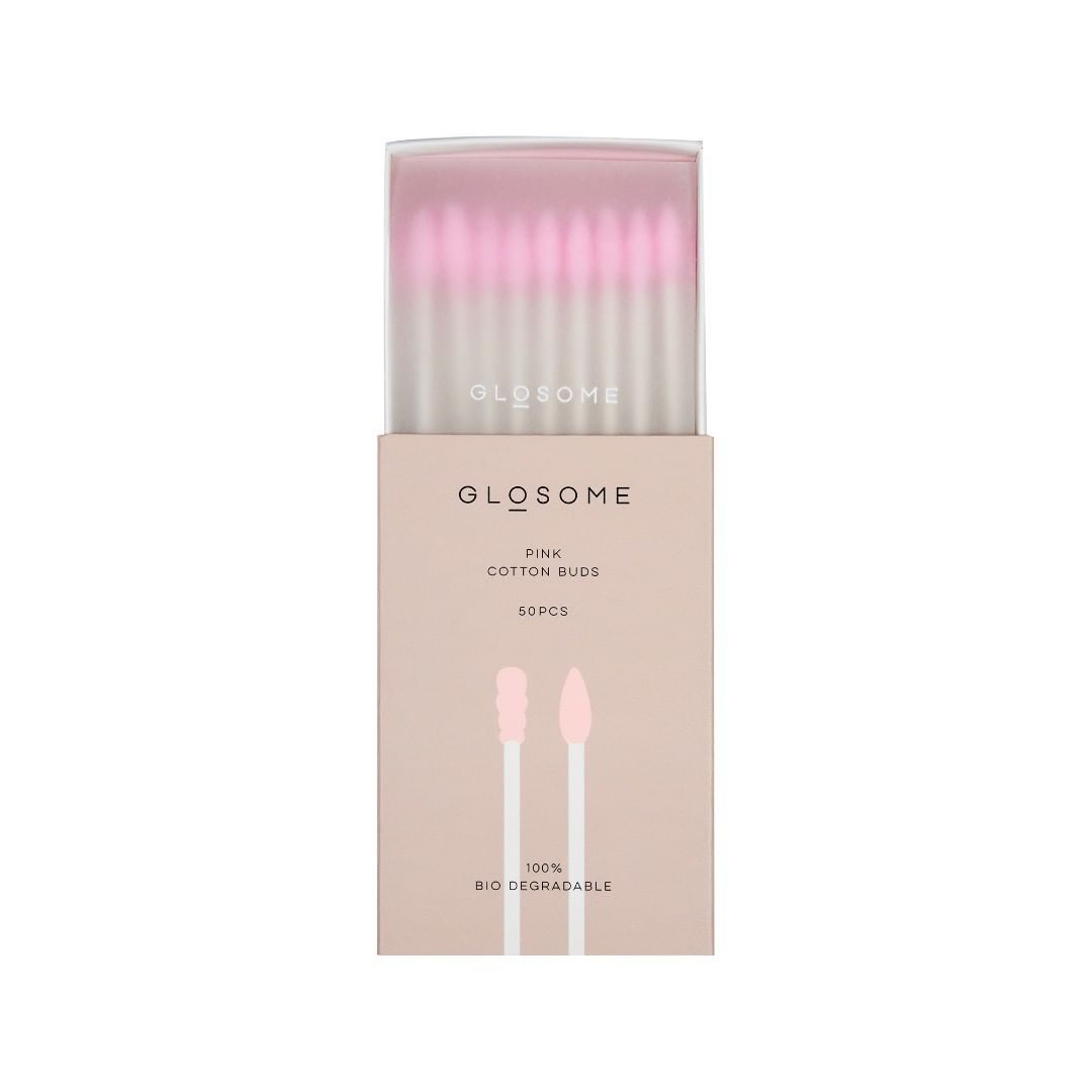 Rosa GLOSOME-Wattestäbchen in einer Verpackung. Auf der Verpackung steht "Pink Cotton Buds" und "50PCS".