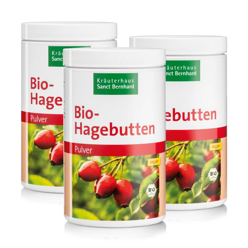 Drei weiße Dosen Bio-Hagebuttenpulver. Rote Etiketten mit Produktnamen, Abbildung von Hagebutten, Bio-Siegel und Vegan-Logo.