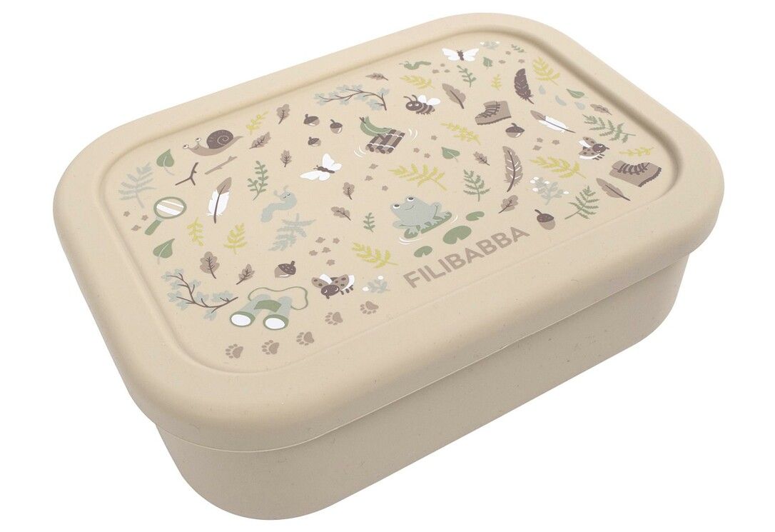 Beige Brotdose mit Deckel. Deckel mit Muster aus Blättern, Tieren und FILIBABBA-Schriftzug. Rechteckige Form.