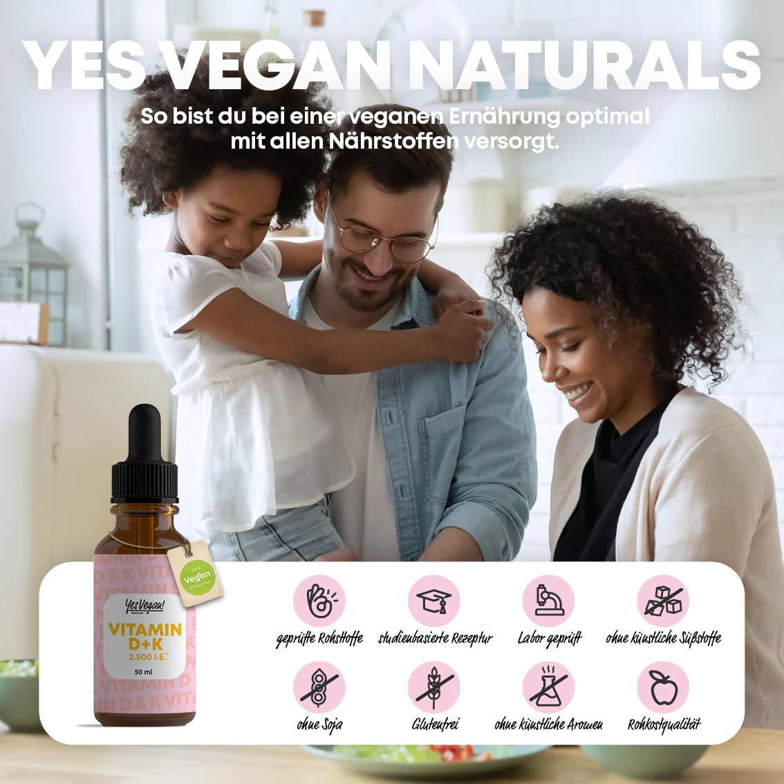 Familie mit Flasche. Produkt: Vitamin D & K Tropfen. Vorteile: geprüfte Rohstoffe, vegan, ohne Zusatzstoffe, ohne Soja, glutenfrei.