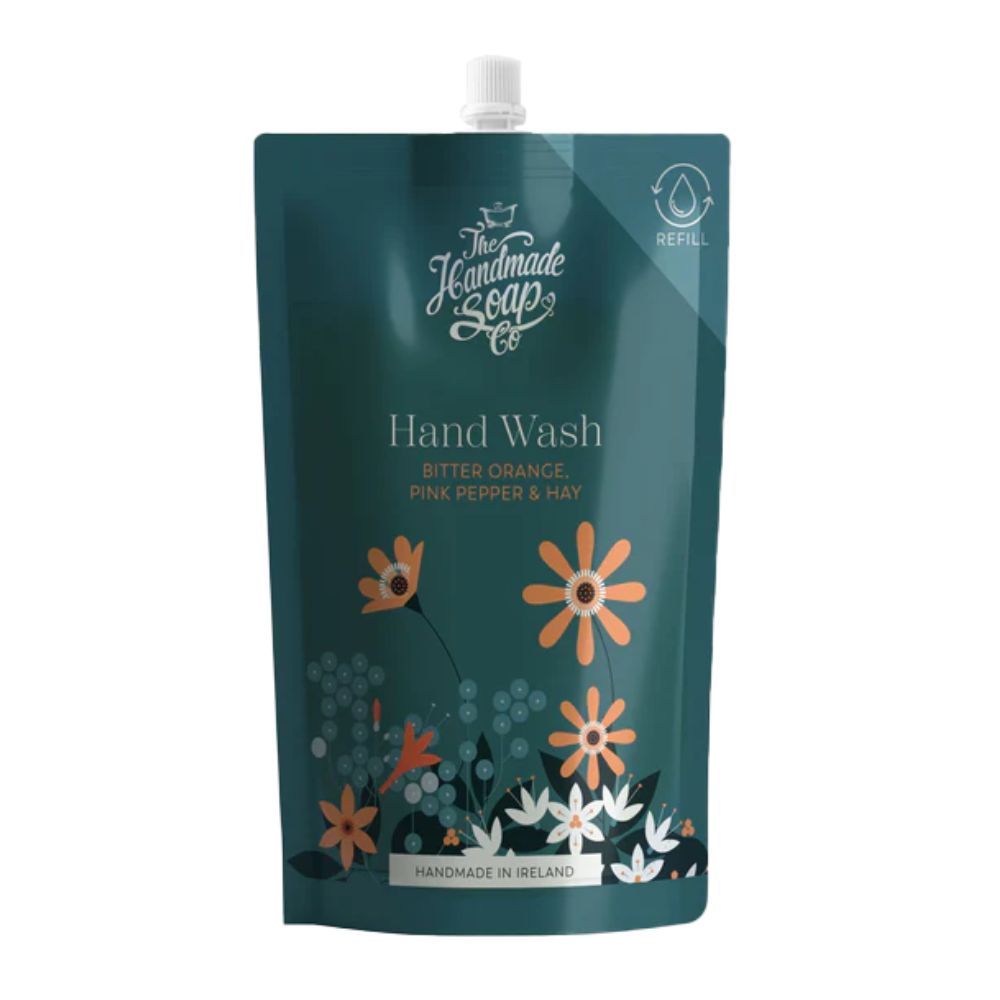 Nachfüllbeutel für Handseife. Grün, mit floralem Muster und Text: Hand Wash, Bitter Orange, Pink Pepper & Hay. Mit Refill-Symbol.