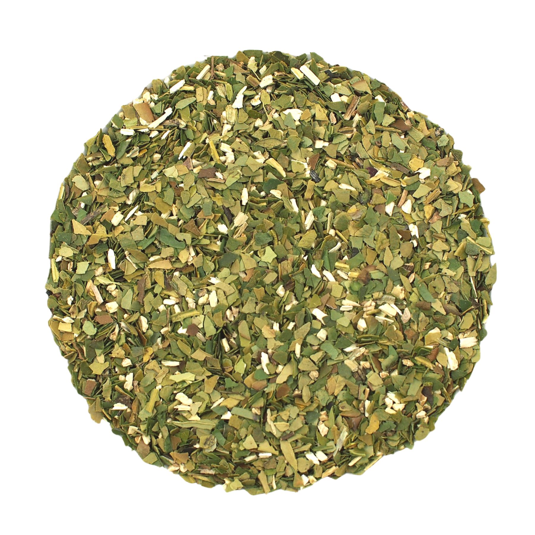 Haufen geschnittener Yerba Mate Blätter. Grüne und braune Blätter, kreisförmig angeordnet. Auf weißem Hintergrund.