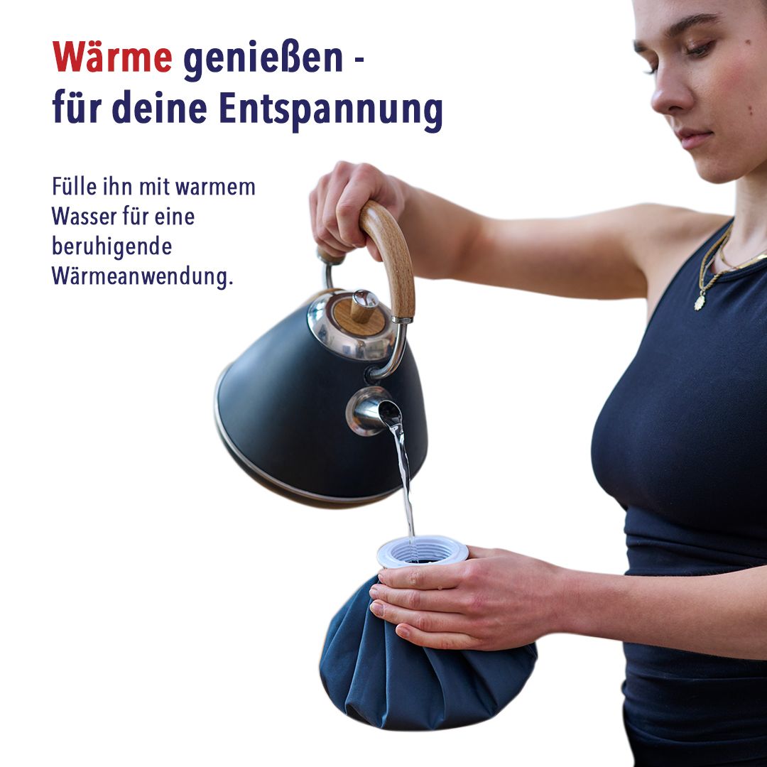 Frau gießt Wasser in eine Wärmflasche. Blaue Wärmflasche mit weißem Verschluss.