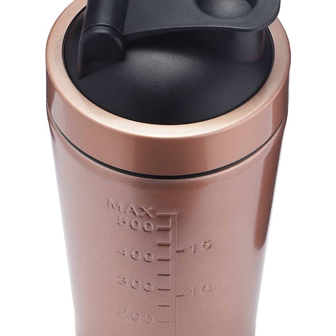 Kupferfarbener Shaker mit Messskala. Schwarzer Deckel.