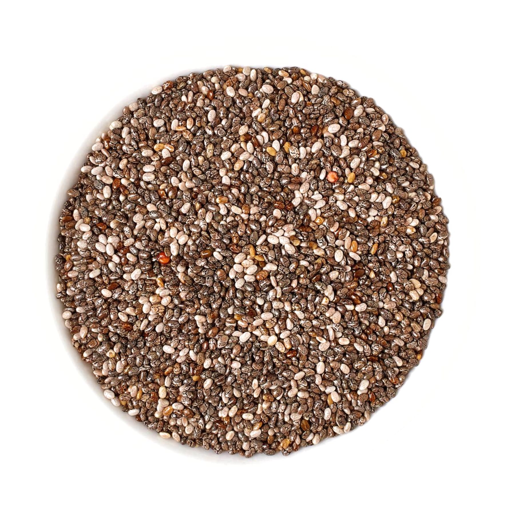 Draufsicht auf eine Schüssel mit Chiasamen. Samen in verschiedenen Farben und Größen, kreisförmig angeordnet, auf weißem Hintergrund.
