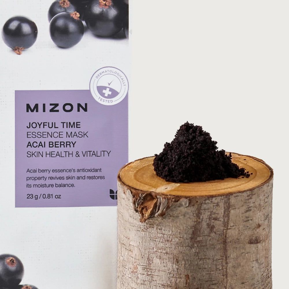 Produktverpackung mit Text: MIZON Joyful Time Essence Mask Acai Berry. Dermatologisch getestet. Schwarze Masse auf Holzstamm.