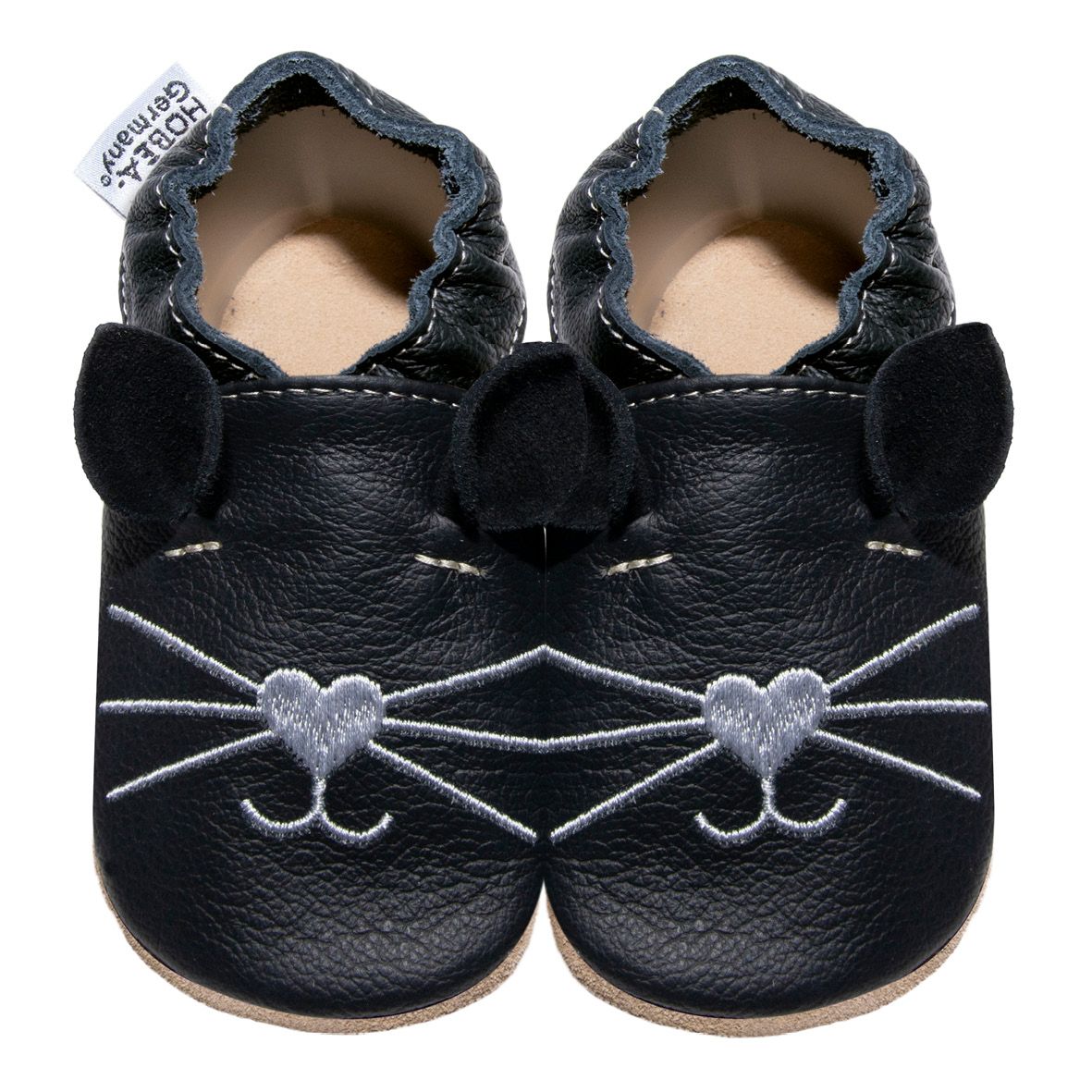 Schwarze Babyschuhe mit Katzenmotiv. Ohren, Schnurrhaare und Herz-Nase. Marke HOBEA-Germany.
