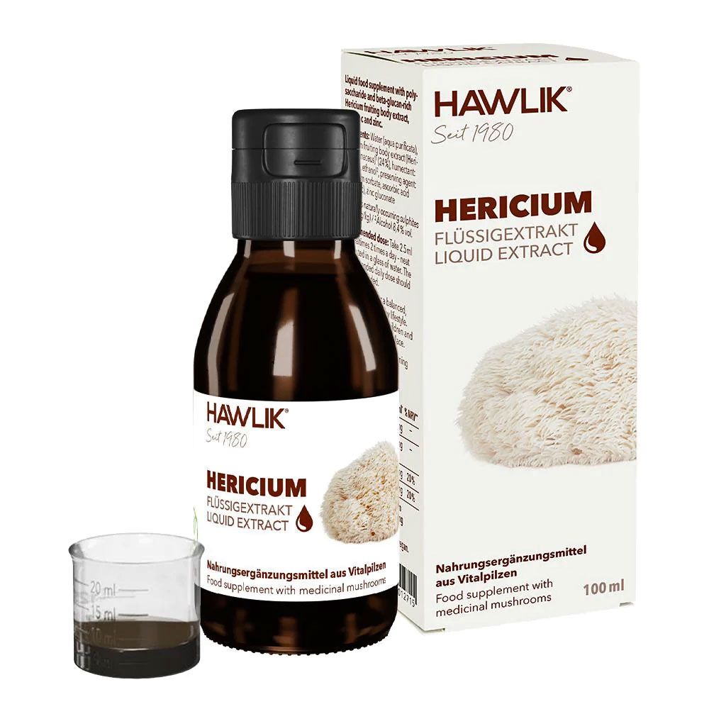 Braune Glasflasche und Messbecher mit Flüssigkeit. Daneben eine Schachtel mit Produktinformationen. Aufschrift: HAWLIK, Hericium Flüssigextrakt.