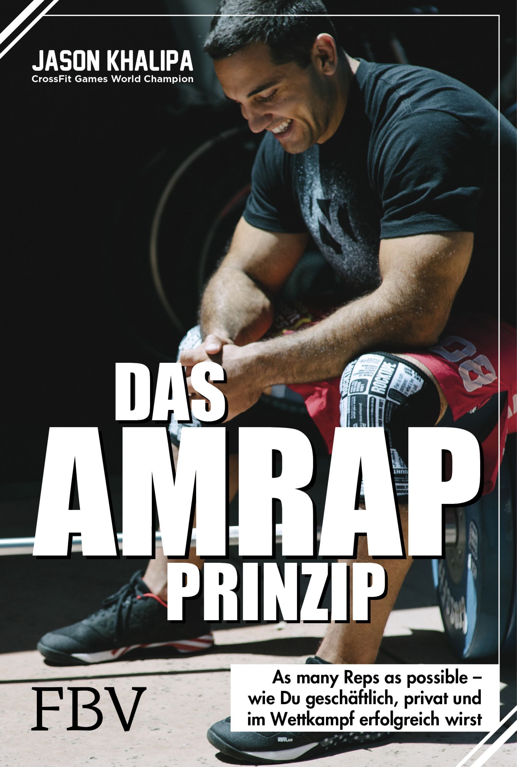 Buchcover mit dem Titel "Das AMRAP-Prinzip". Ein Mann sitzt, im Hintergrund Gewichte. Text: "As many Reps as possible..."