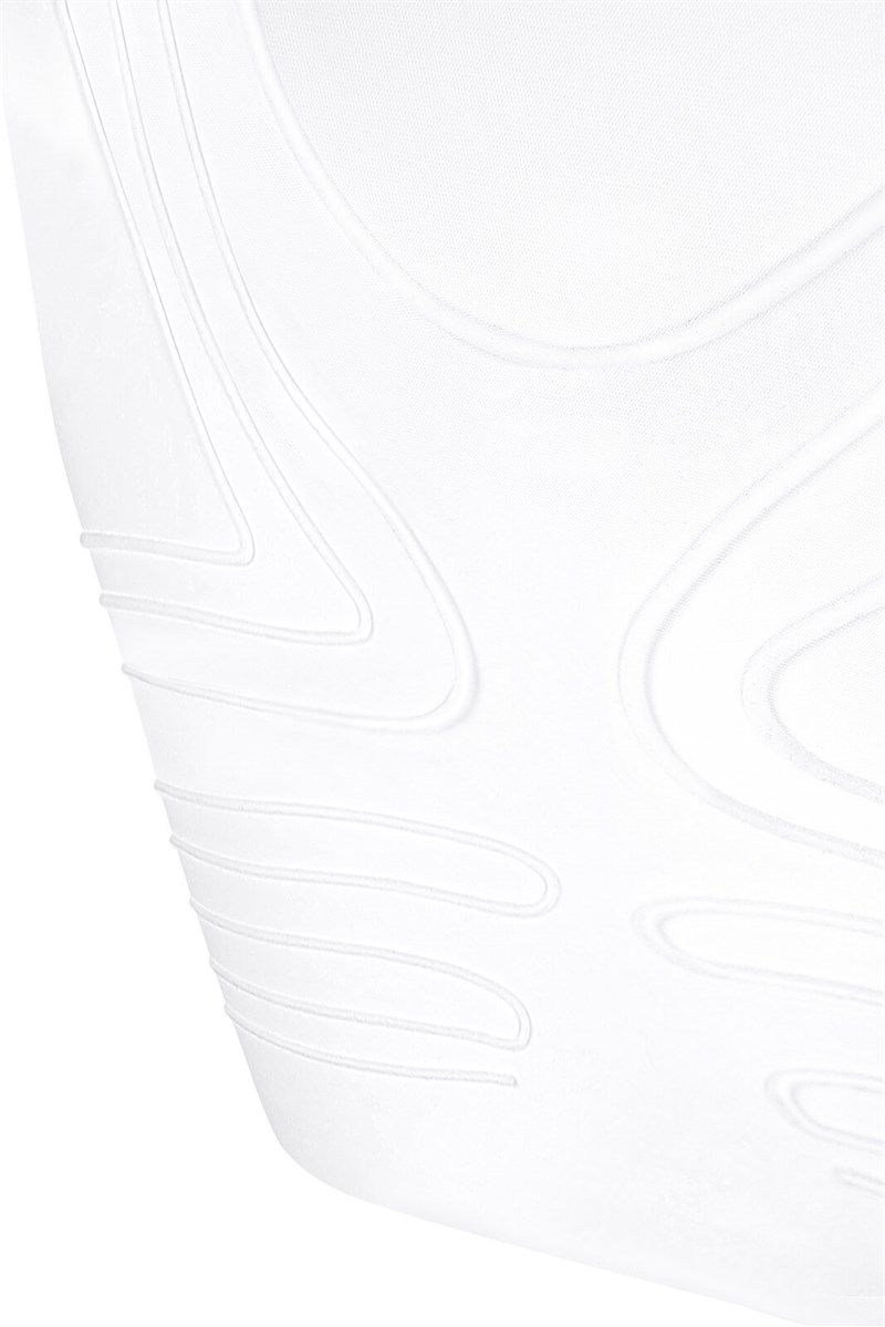 Nahaufnahme eines weißen Stoffes mit geprägten, wellenförmigen Linien. Detailansicht.