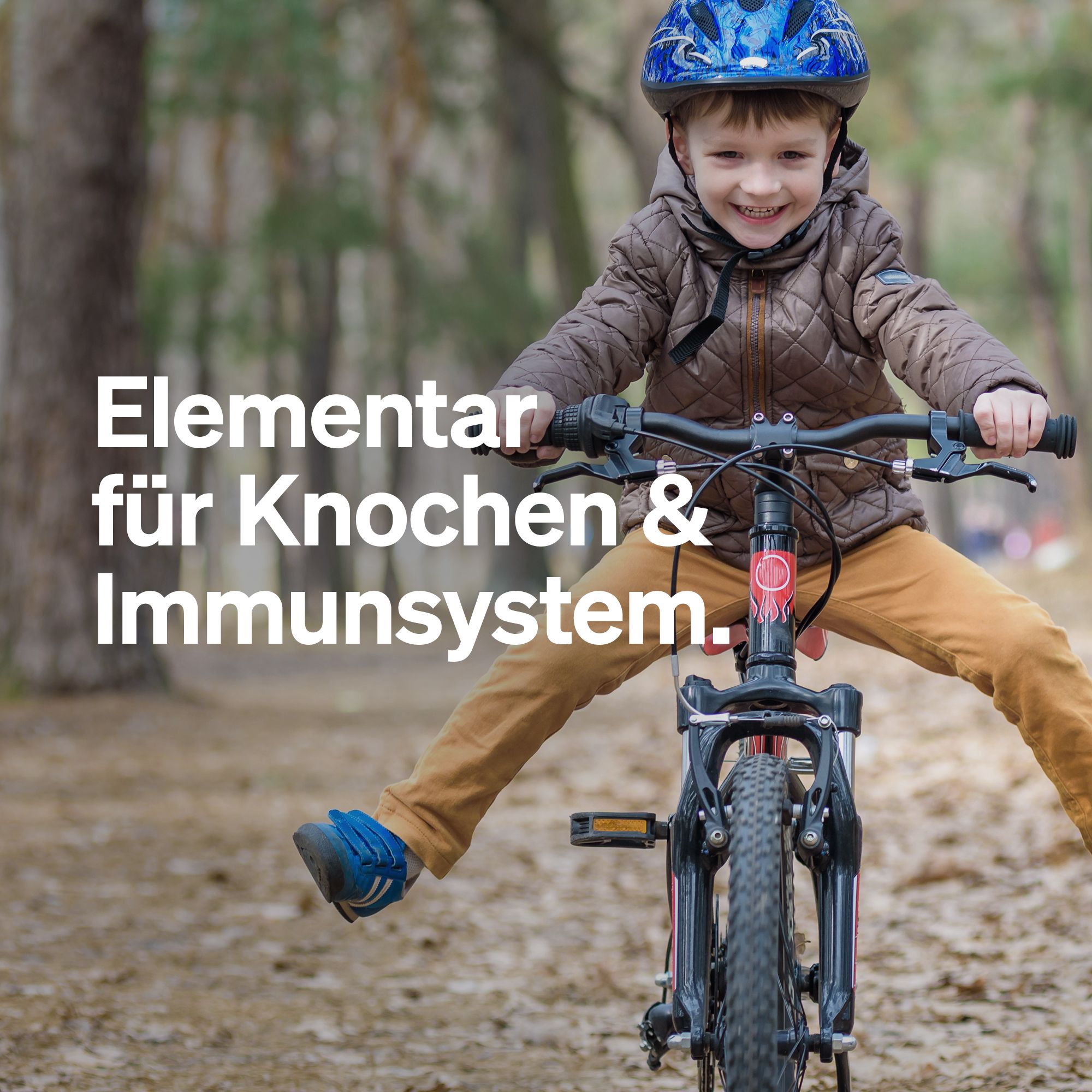 Kind fährt Fahrrad im Wald. Text: Elementar für Knochen & Immunsystem.