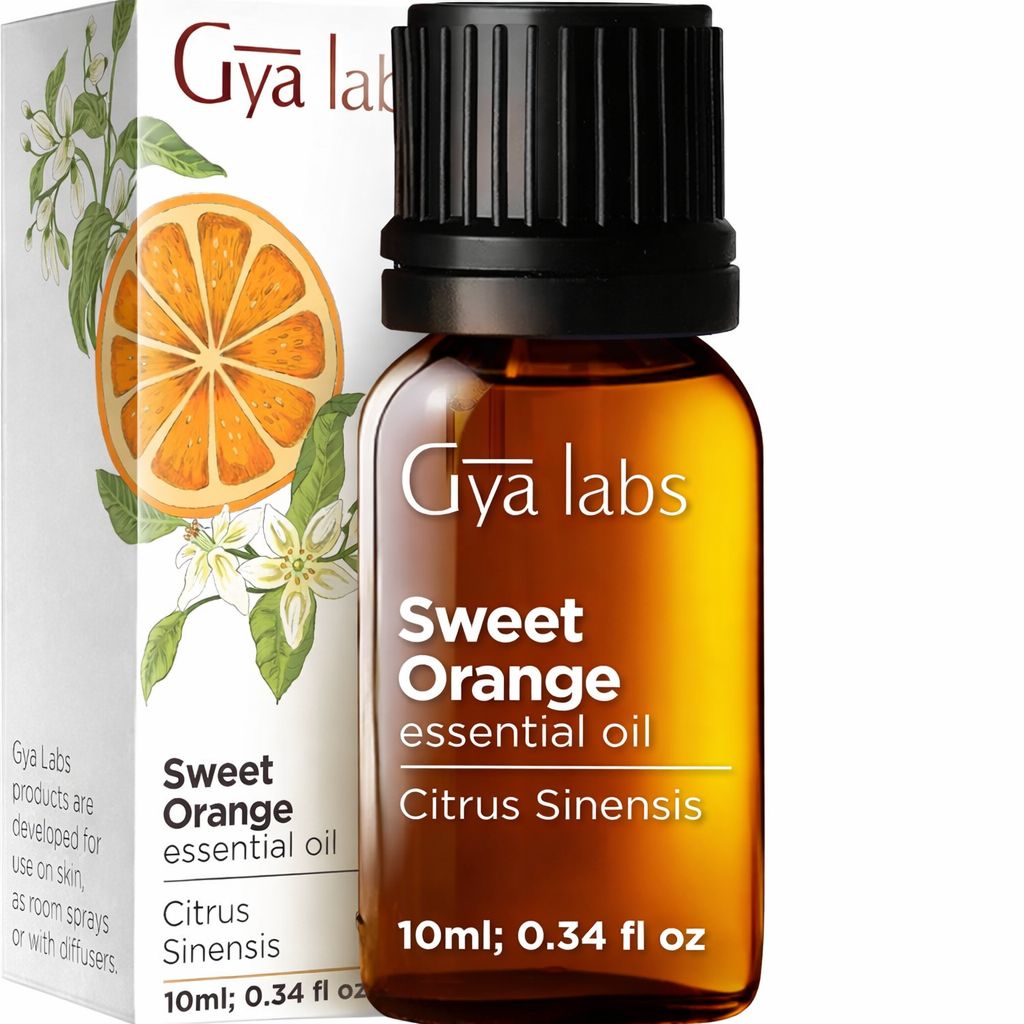 Braune Glasflasche mit ätherischem Orangenöl. Etikett: Gya Labs, Sweet Orange, Citrus Sinensis. 10ml; 0,34 fl oz. In einer Schachtel.