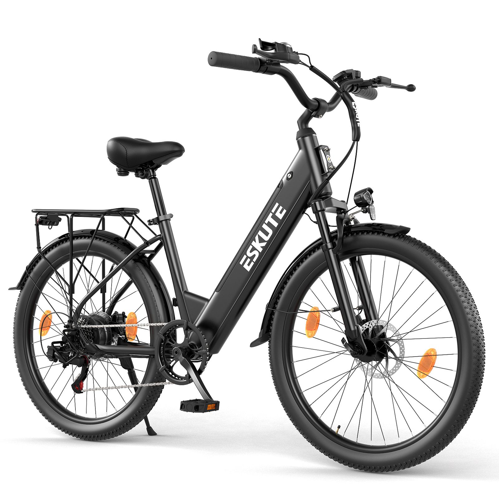 Schwarzes ESKUTE Elektro-Citybike. Es hat einen Gepäckträger, Schutzbleche und orangefarbene Reflektoren. Das Fahrrad ist auf weißem Hintergrund.