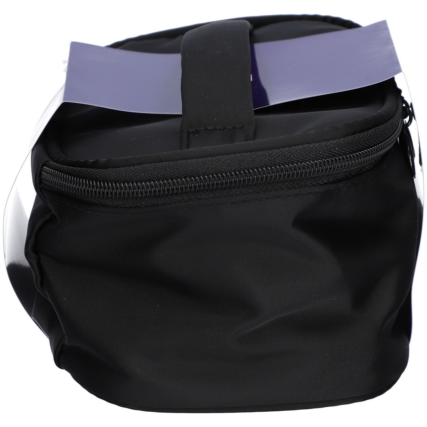 Schwarze Kosmetiktasche mit Griff und Reißverschluss. Auf der Oberseite ein Etikett mit Produktinformationen.