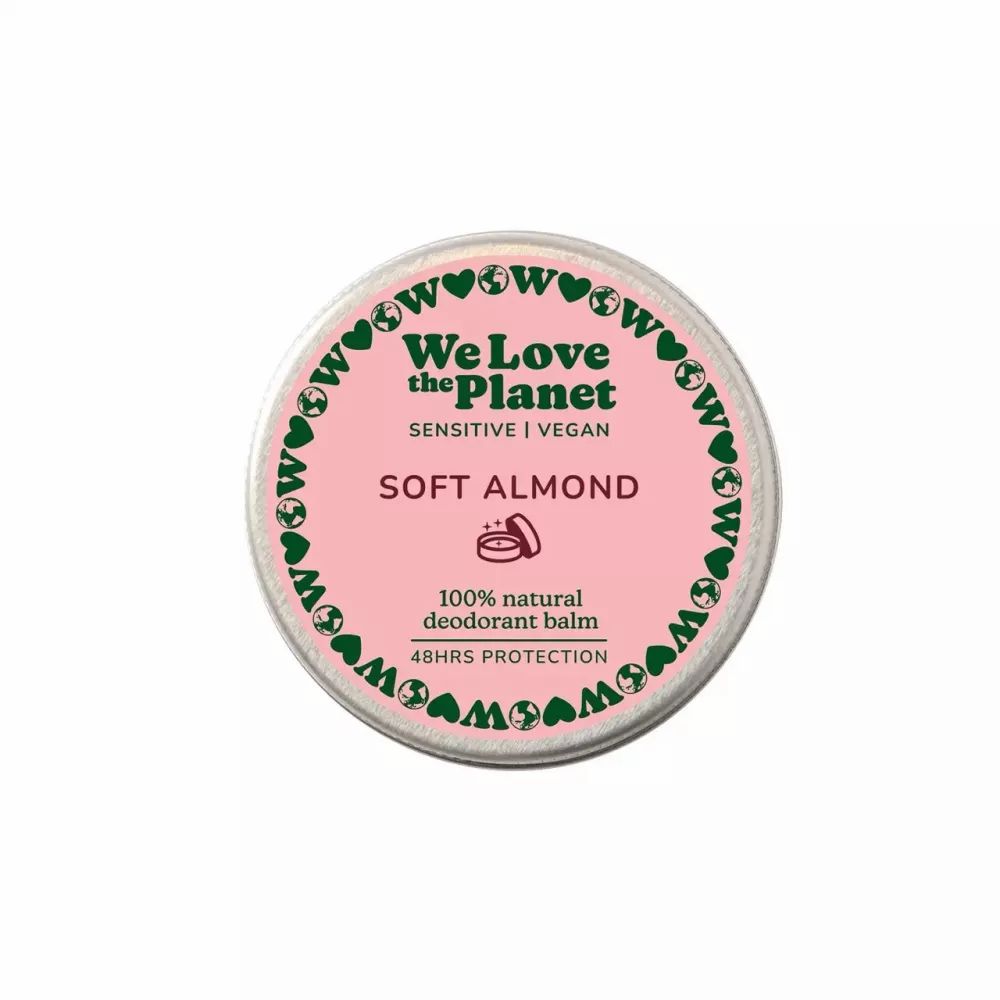 Runder Behälter mit rosa Etikett. Aufschrift: We Love the Planet, Soft Almond, 100% natürlicher Deobalsam, 48 Stunden Schutz.