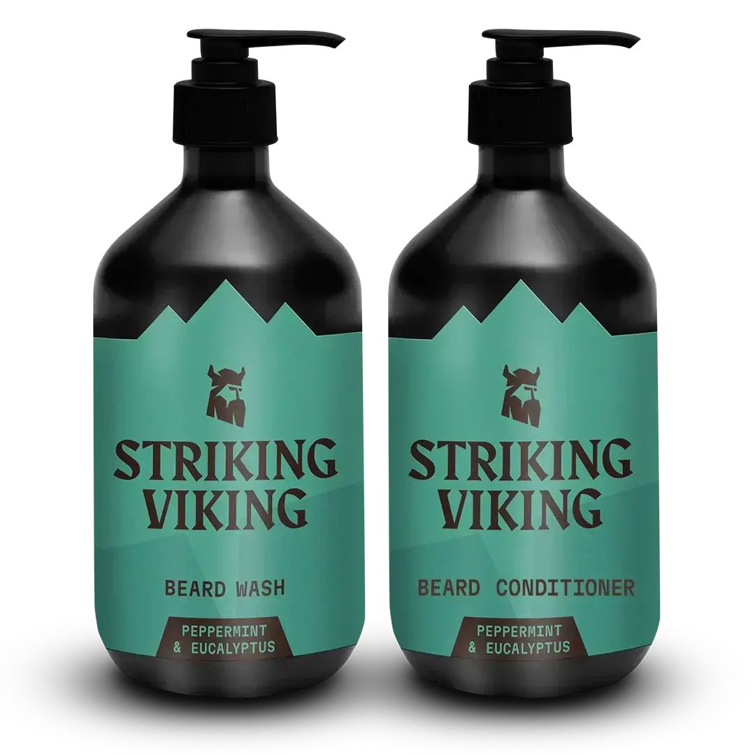 Zwei schwarze Flaschen mit Pumpaufsatz. Auf den grünen Etiketten steht "Striking Viking", darunter "Beard Wash" und "Beard Conditioner".