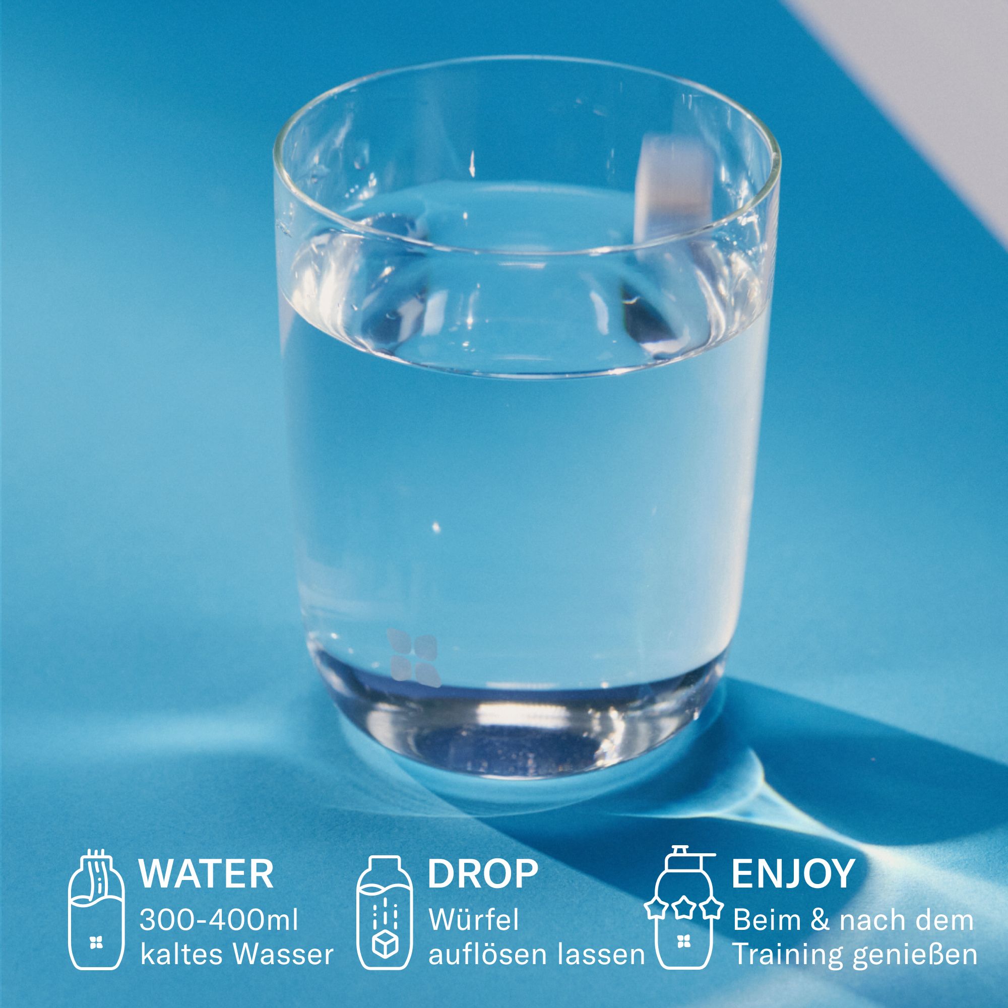 Glas Wasser. Text: Wasser, 300-400ml kaltes Wasser. Text: Drop, Würfel auflösen lassen. Text: Enjoy, beim Training genießen.