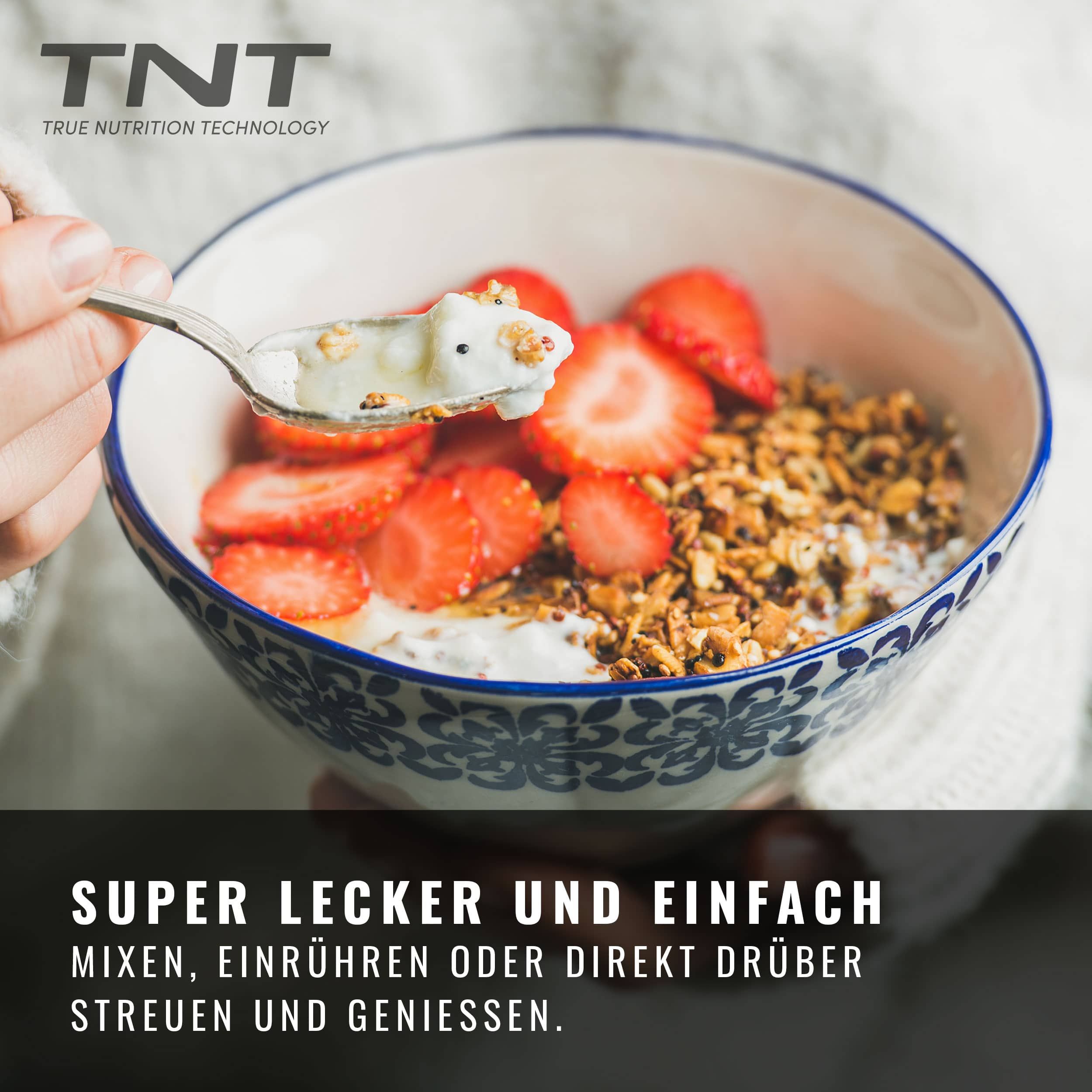 Schüssel mit Müsli, Erdbeeren und Joghurt. Löffel mit Joghurt. Text: Super lecker und einfach mixen, einrühren oder direkt drüber streuen und genießen.