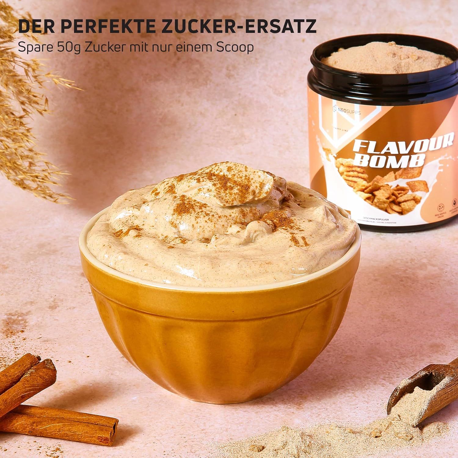 Schüssel mit Creme, Zimtflocken. Dose "FLAVOUR BOMB" im Hintergrund. Text: Der perfekte Zuckerersatz. Spare 50g Zucker mit nur einem Scoop.