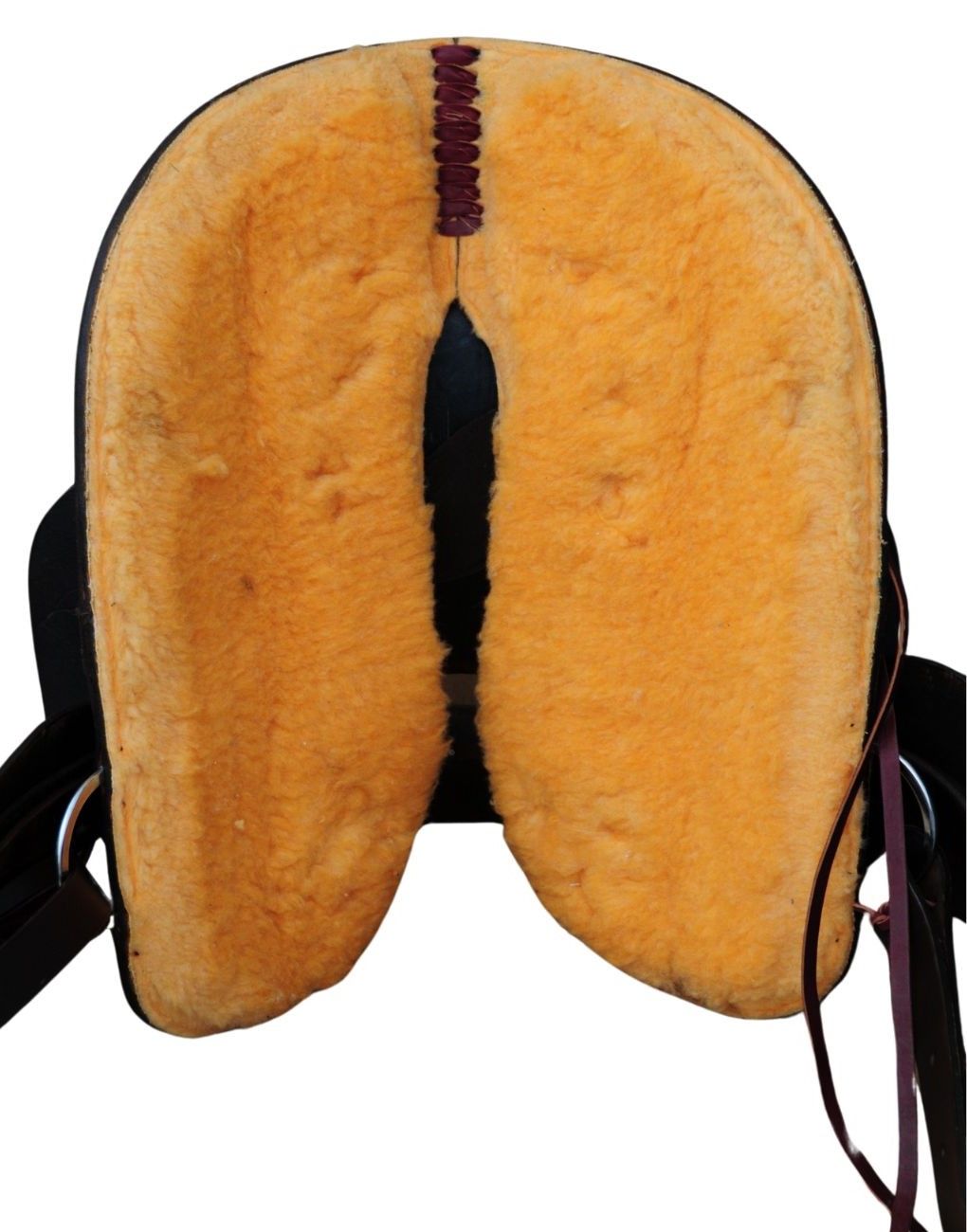 Westernsattel, Unterseite. Braunes Leder, gelb-braunes Fell. Riemen mit Quasten.