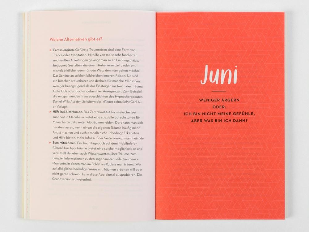 Buchinnenseite mit Text in deutscher Sprache. Überschrift: Juni. Text auf rotem Hintergrund. Linke Seite: Text.