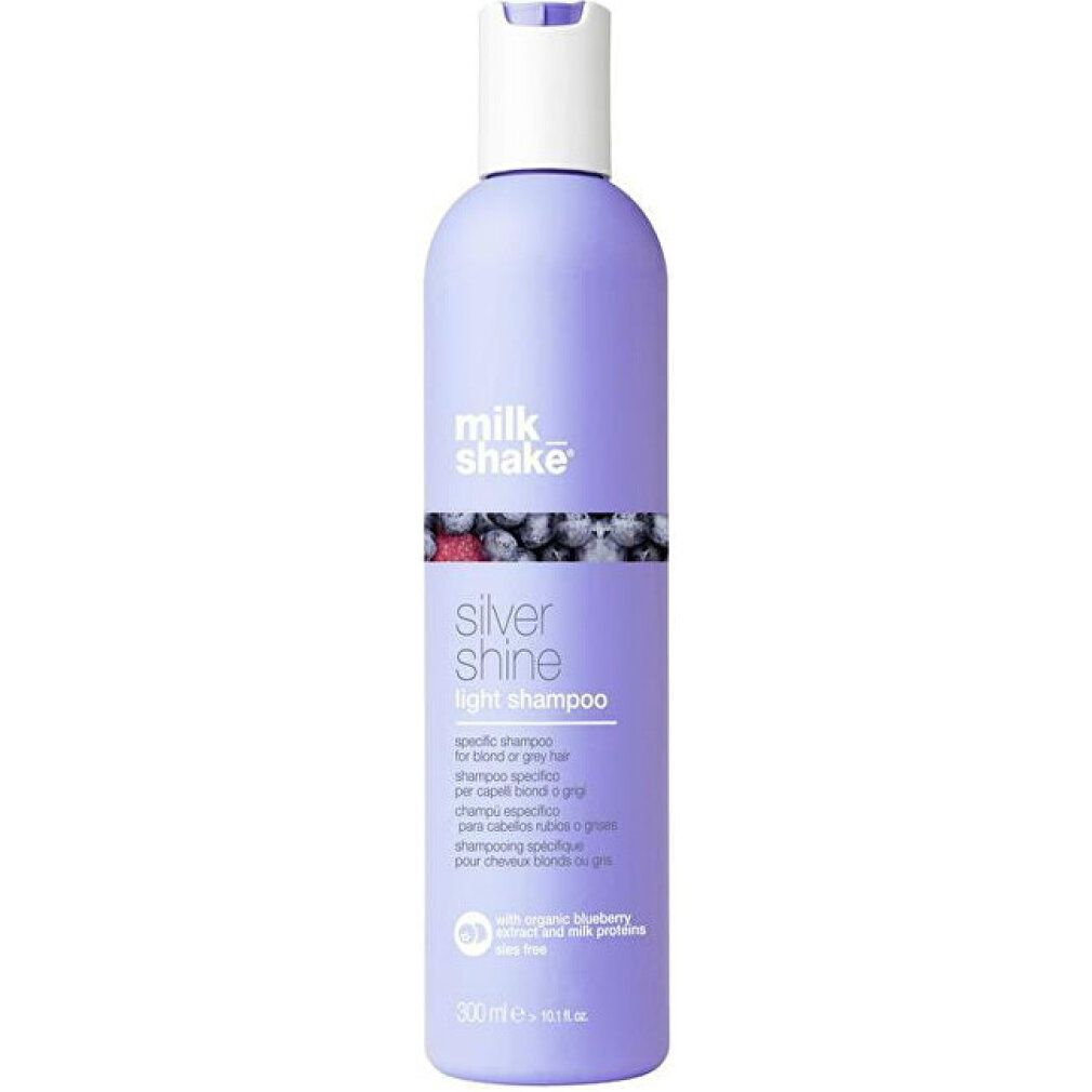 Shampoo-Flasche. Lila Flasche mit weißem Deckel. Aufschrift: Milk Shake, Silver Shine Light Shampoo. Mit Blaubeere.