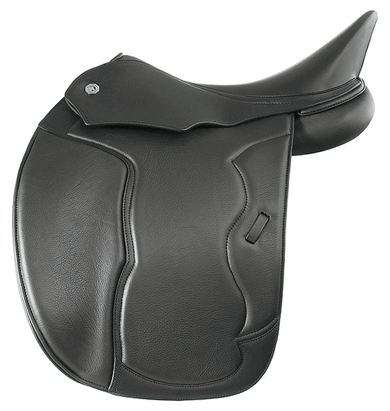 Schwarzer Dressursattel. Leder, gepolstert. Sichtbare Steppnähte. Sattelblatt mit Ziernaht. Knauf mit Metallknopf.