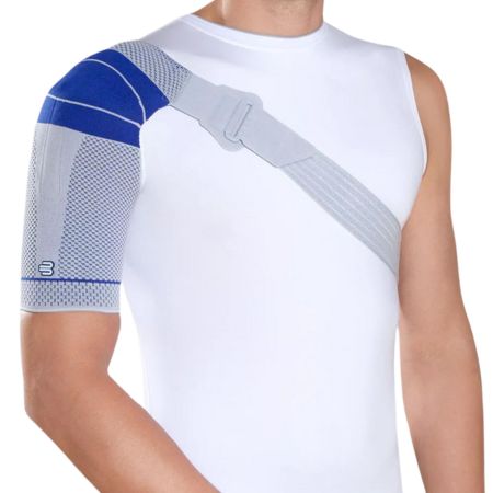 Mann mit OmoTrain S Schulterbandage. Graue Bandage, blaue Akzente, weißes T-Shirt. Logo auf der Bandage sichtbar.