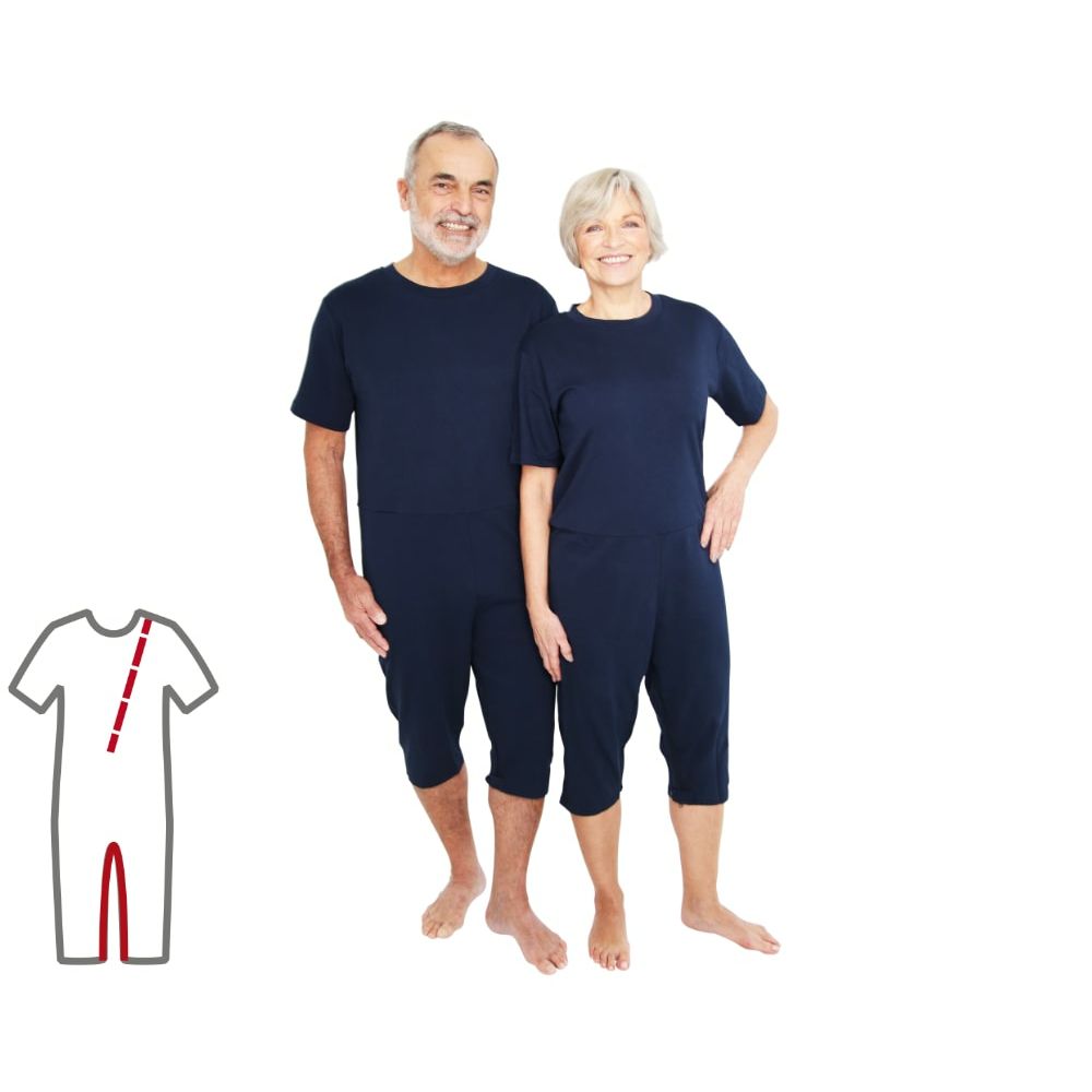 Blauer Pflegeoverall mit kurzen Ärmeln und Beinen. Zwei Personen tragen den Overall. Skizze des Overalls mit Reißverschluss.