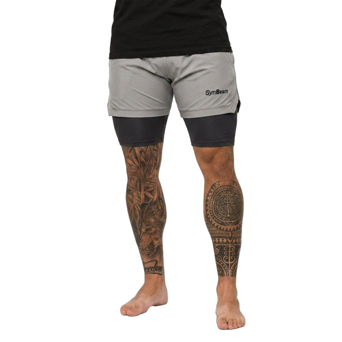 Graue 2-in-1-Shorts für Herren mit integrierter schwarzer Kompressionshose und GymBeam-Logo.