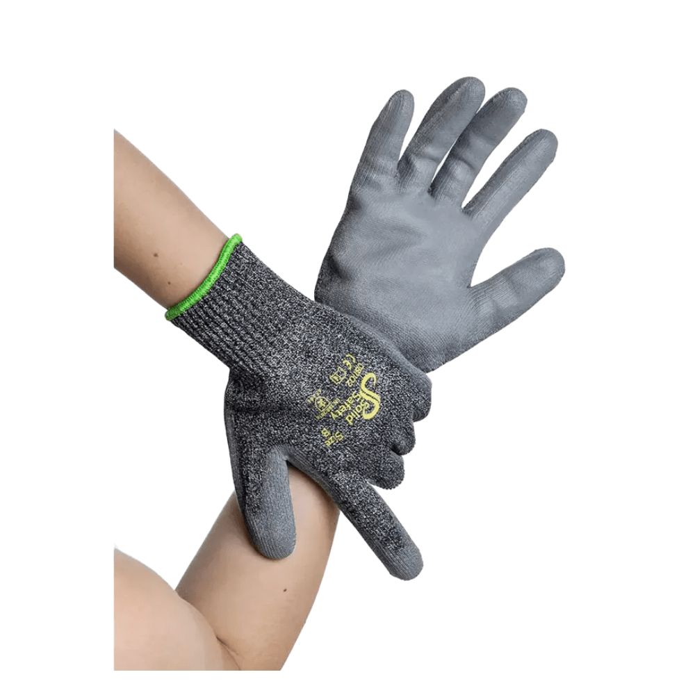 Graue Schnittschutzhandschuhe mit grünem Bund und gelbem Logo.