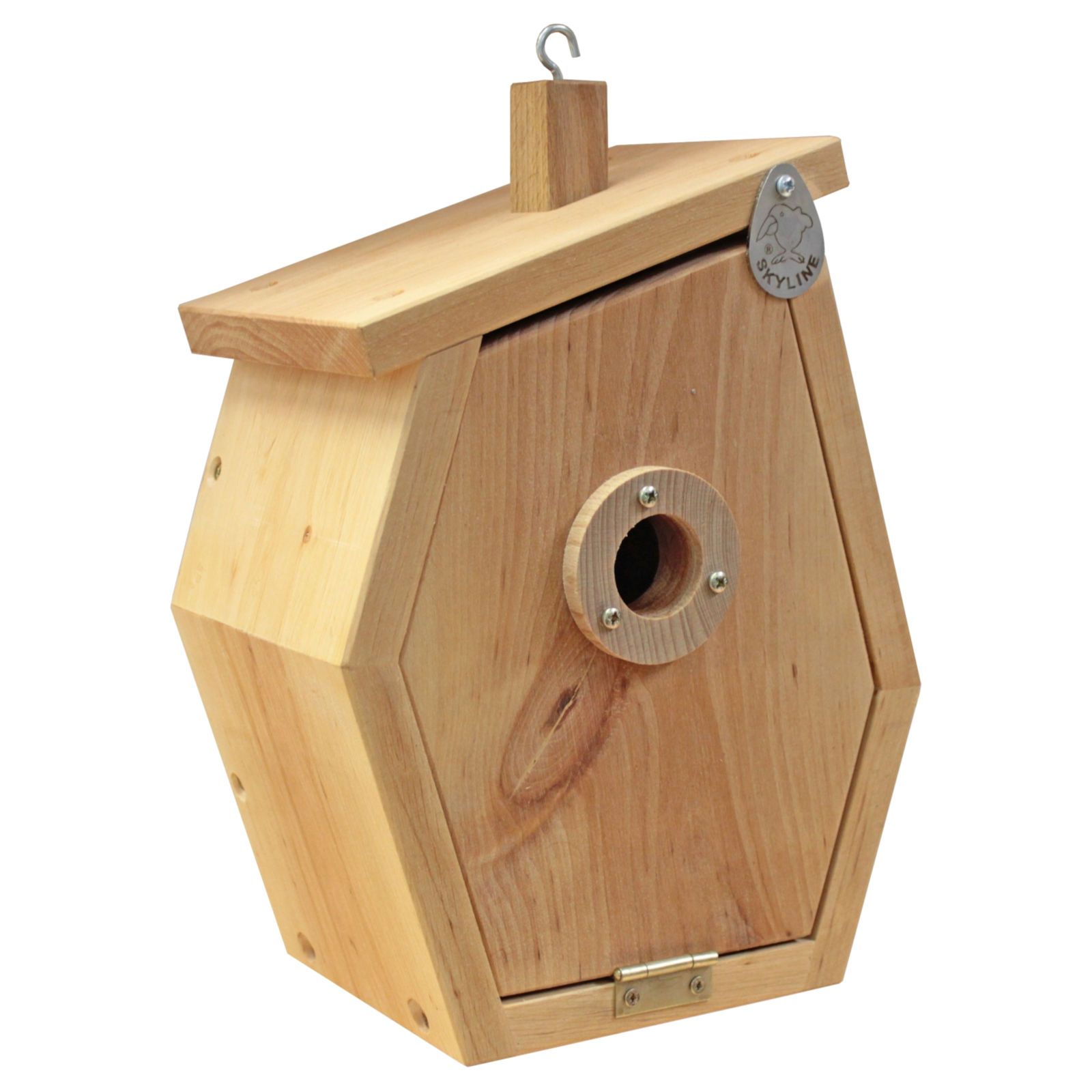 Vogelhaus aus hellem Holz mit sechseckigem Korpus, rundem Loch und Metallschild. Dach schräg. Aufhängevorrichtung.