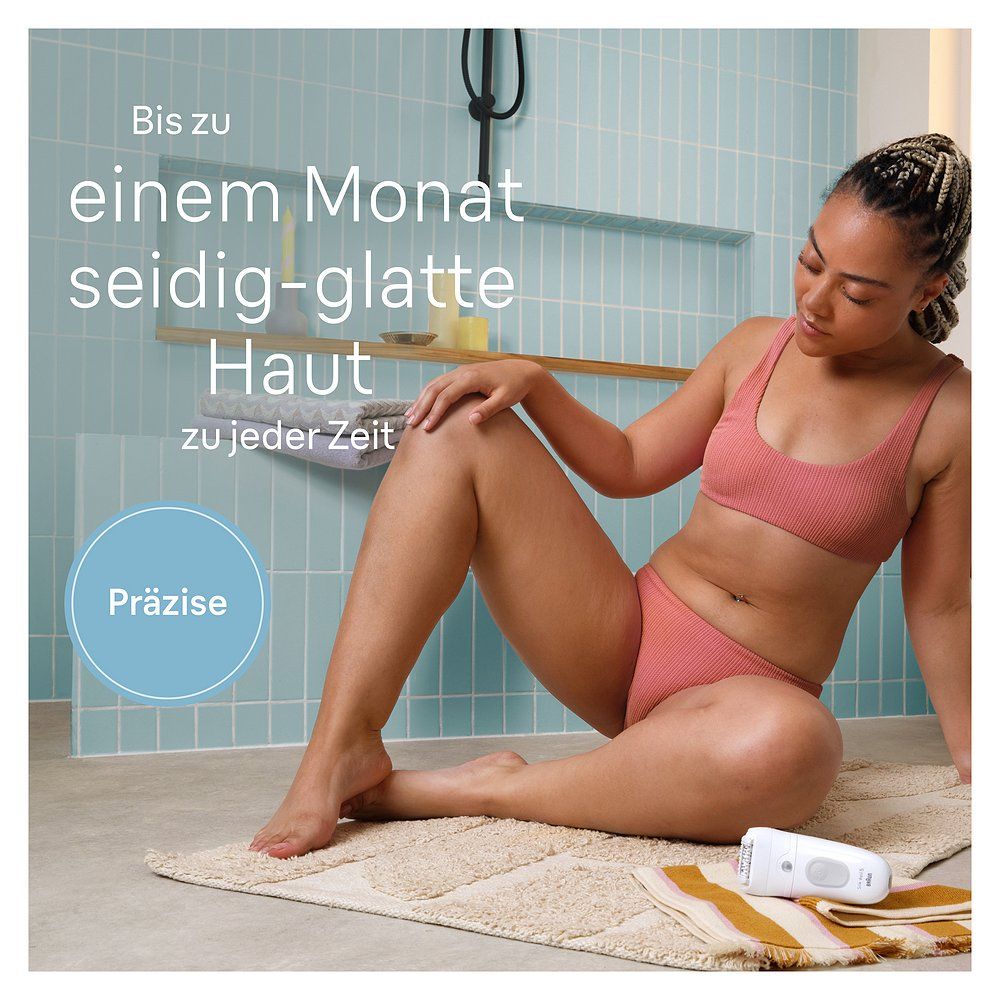 Frau sitzt auf einem Handtuch, Epilierer daneben. Text: Bis zu einem Monat seidig-glatte Haut.