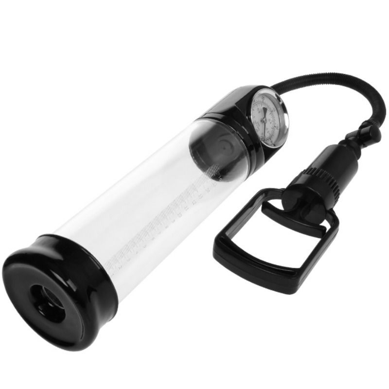 Transparente Penispumpe mit schwarzem Griff und Manometer. Schlauchverbindung. Schrägansicht.