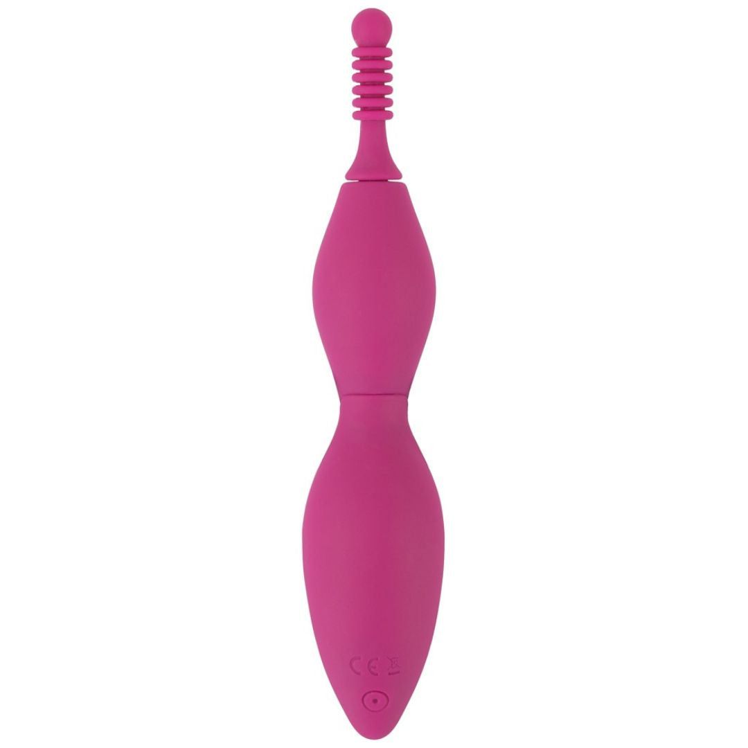 Pinkfarbener Vibrator mit länglicher Form. Ein Ende ist geriffelt, das andere spitz zulaufend. Am unteren Ende befinden sich zwei kleine Kreise.