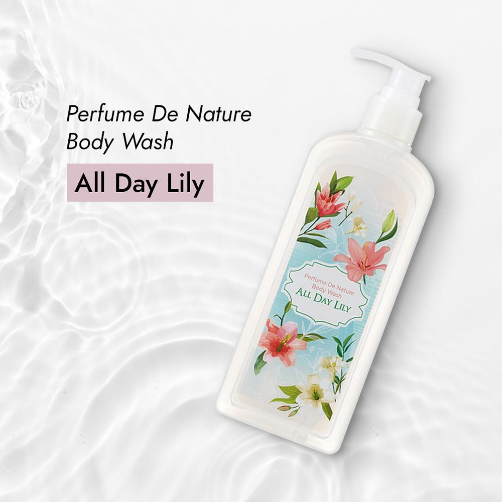 Weißer Spender mit floralem Etikett. Text: Perfume De Nature Body Wash All Day Lily. Schrägansicht.