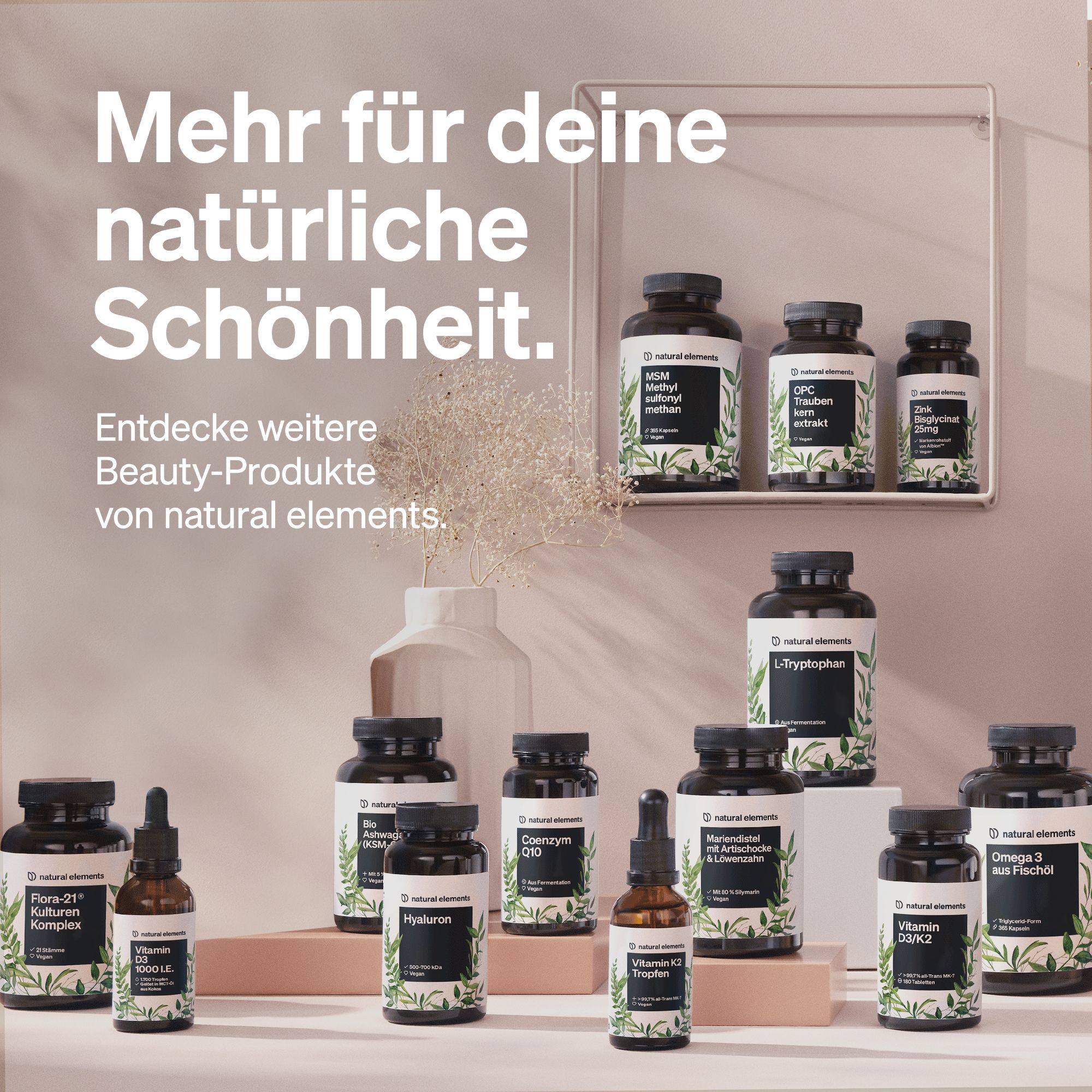Verschiedene Flaschen auf Regal. Text: Mehr für deine natürliche Schönheit. Entdecke weitere Beauty-Produkte von natural elements.