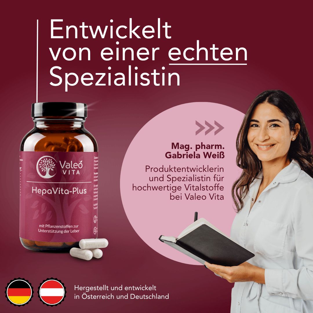 Flasche Valeo Vita HepaVita-Plus und drei Kapseln neben einer lächelnden Frau in Arztkittel, die ein Notizbuch hält.