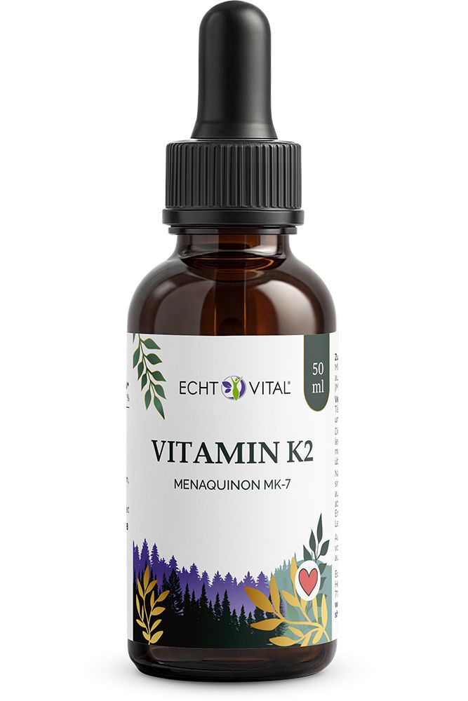 Braune Glasflasche mit Pipettenverschluss, Etikett mit "Echt Vital Vitamin K2 Menaquinon MK-7" und Waldmotiv.