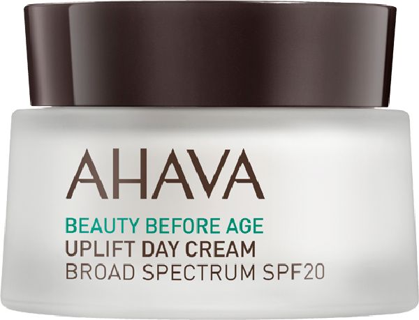 Creme-Tiegel mit braunem Deckel. Aufschrift: AHAVA, BEAUTY BEFORE AGE, UPLIFT DAY CREAM, BROAD SPECTRUM SPF20.