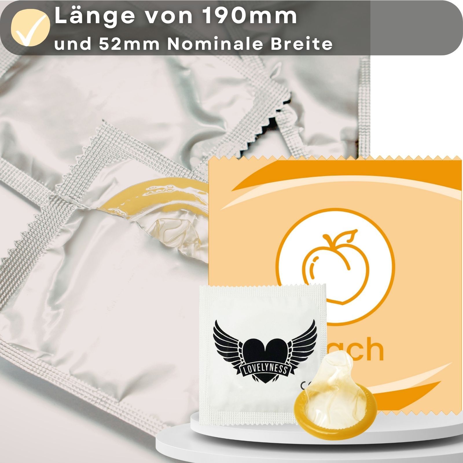 Kondom, 190mm lang, 52mm breit, einzeln verpackt. Gezeigt: Kondom in Hand. Hintergrund: Paar.