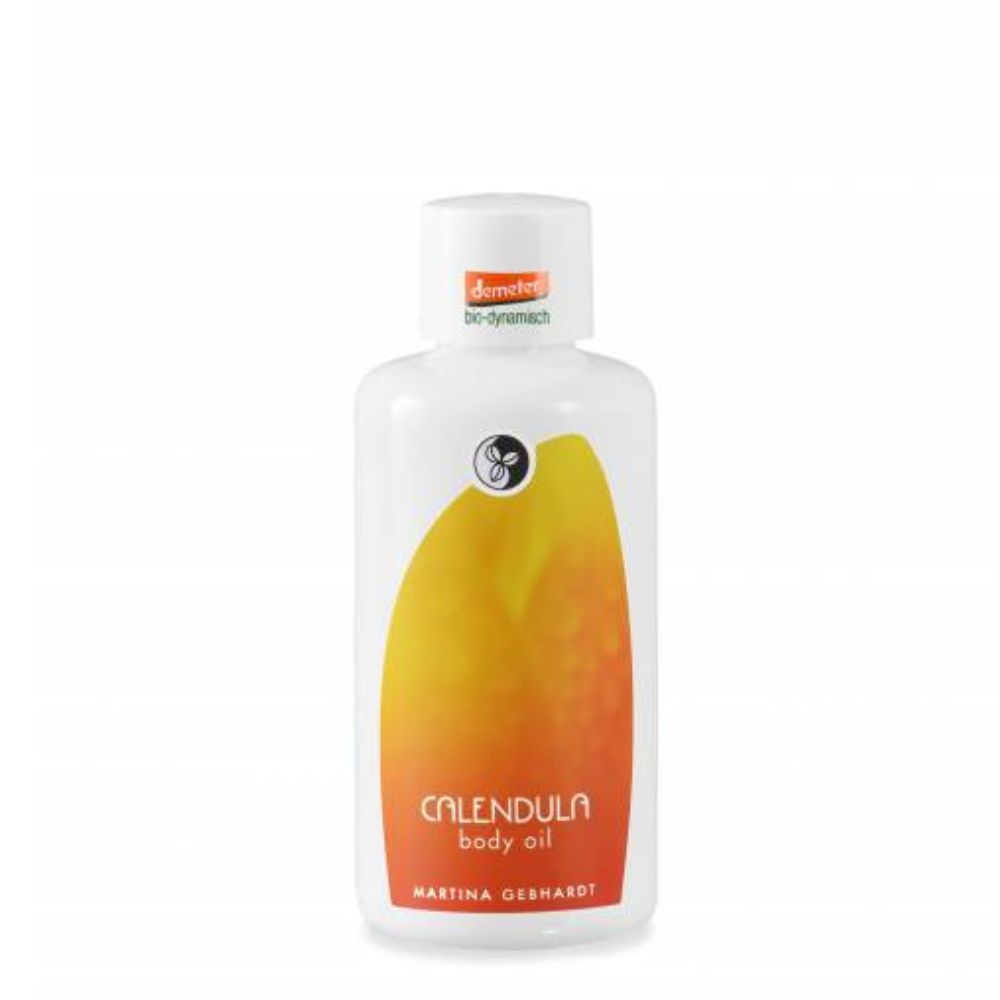 Weiße Flasche mit gelb-oranger Abbildung. Aufschrift: Calendula body oil, Martina Gebhardt. Demeter-Siegel.