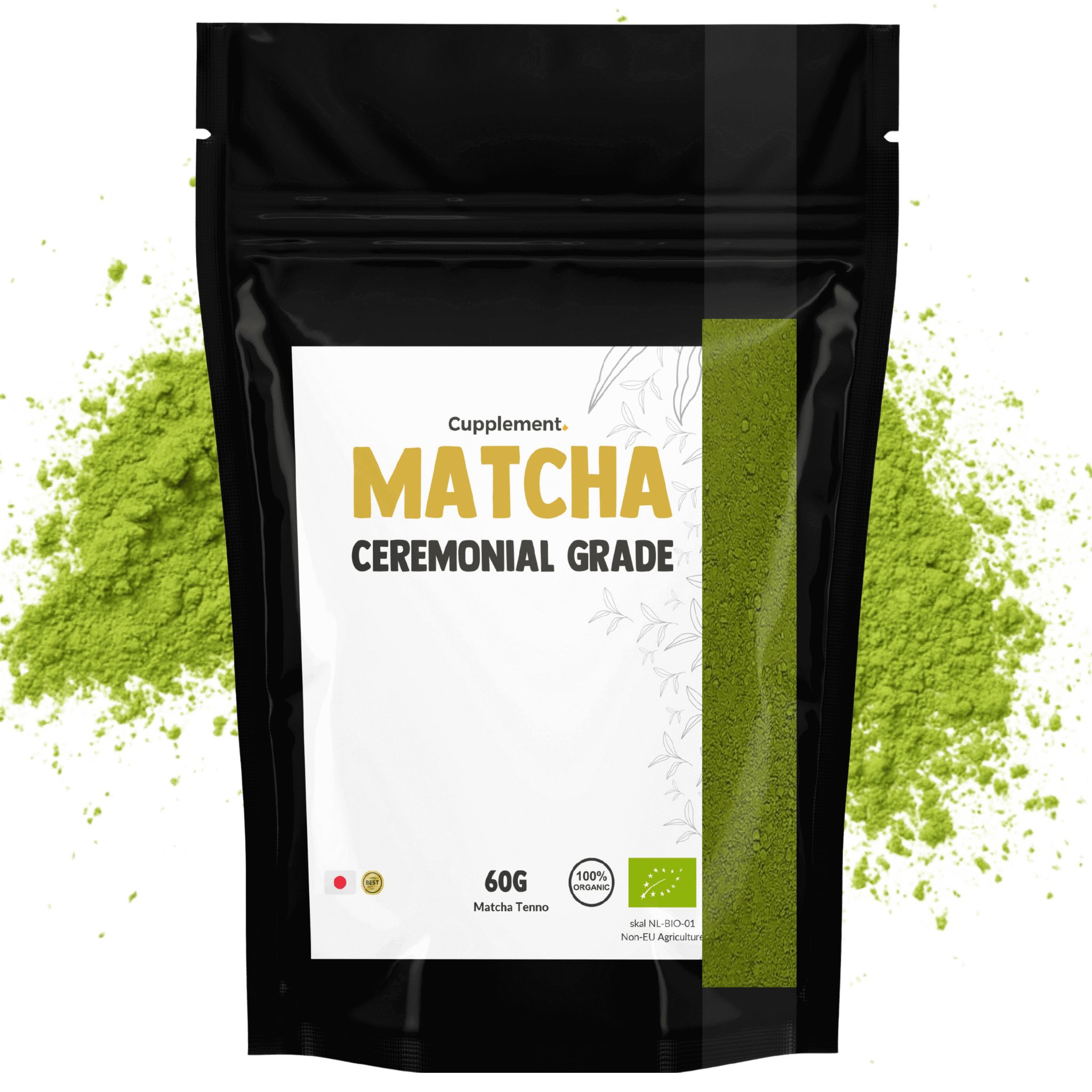 Schwarzer Beutel mit weißem Etikett. Aufschrift: Matcha, Ceremonial Grade. 60g. Grünes Pulver daneben.
