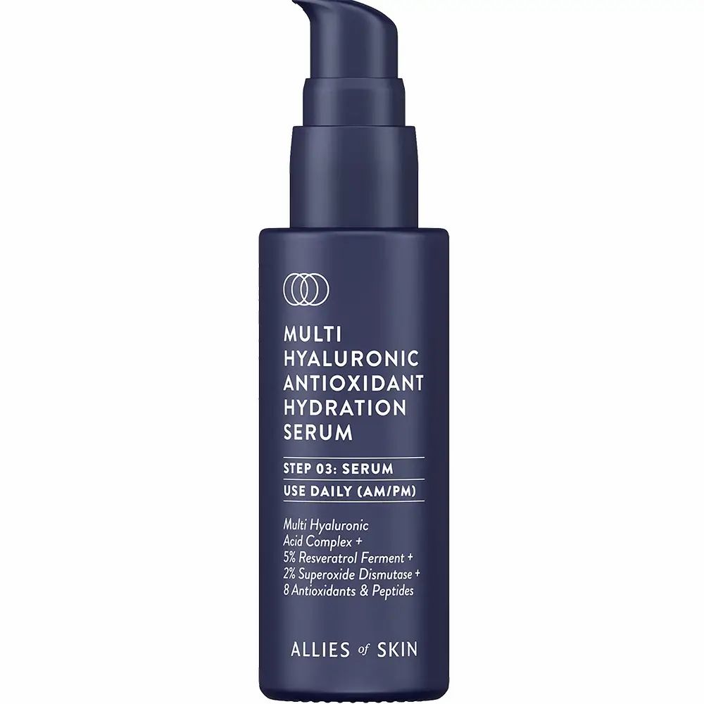 Dunkelblaue Flasche mit Pumpe. Aufschrift: Multi Hyaluronic Antioxidant Hydration Serum. Marke: ALLIES OF SKIN.