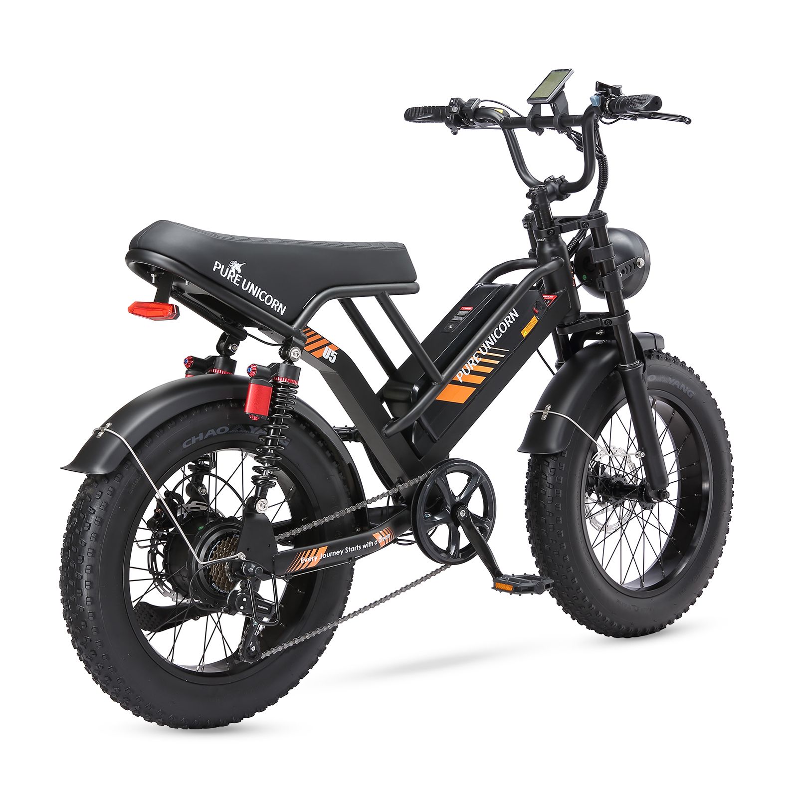 Schwarzes Elektrofahrrad mit breiten Reifen, orangefarbenen Akzenten und dem Schriftzug PURE UNICORN. Rückansicht.