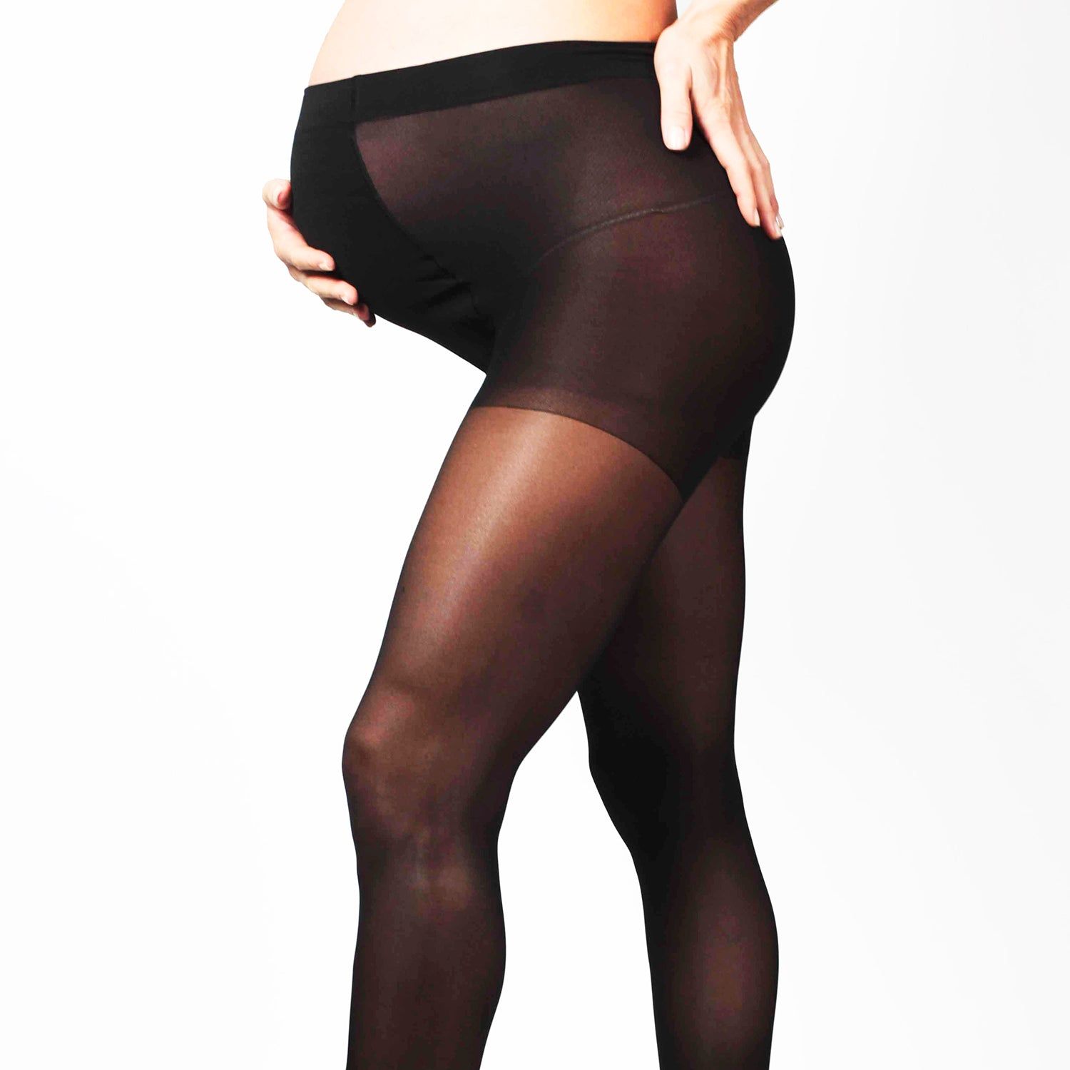 Schwarze Schwangerschaftsstrumpfhose, abgestufte Kompression, 70 Den. Seitliche Ansicht einer Person mit Schwangerschaftsbauch.