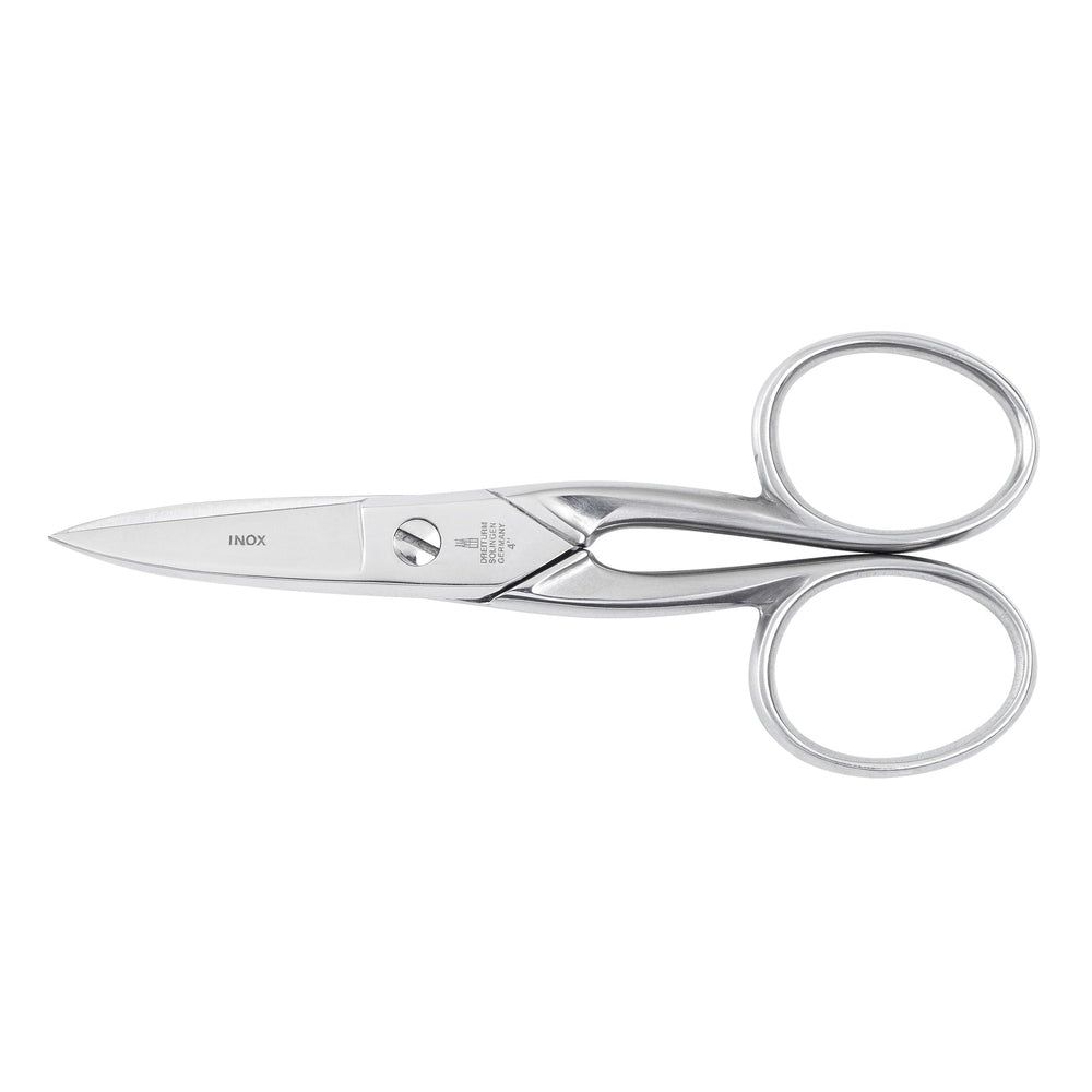 Nagelschere aus Edelstahl. Gerade, spitz zulaufende Klingen. Zwei runde Grifföffnungen. Auf der Klinge ist "INOX" eingraviert.